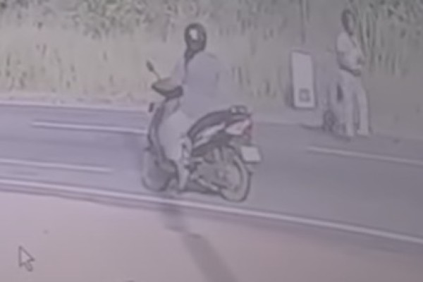 மோட்டார் சைக்கிளை  மோதிய லொறி;  குழந்தையுடன் மயிரிழையில்  உயிர் தப்பிய குடும்பம்! 